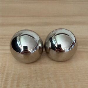 Jacquemus Pair of Polished Metal Spheres - Silver